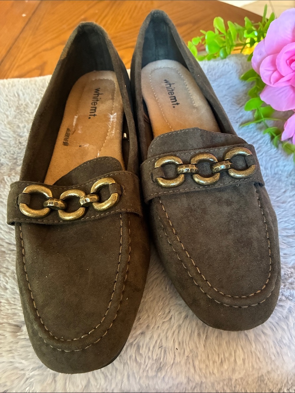 White mt .Olive Suede Loafers with Gold Chain Trim size 10 W